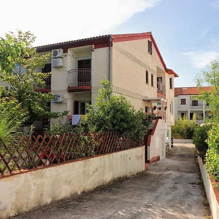 Apartments Amalia Ровин Екстериор снимка