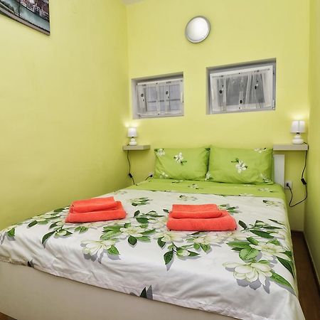 Apartments Amalia Ровин Екстериор снимка