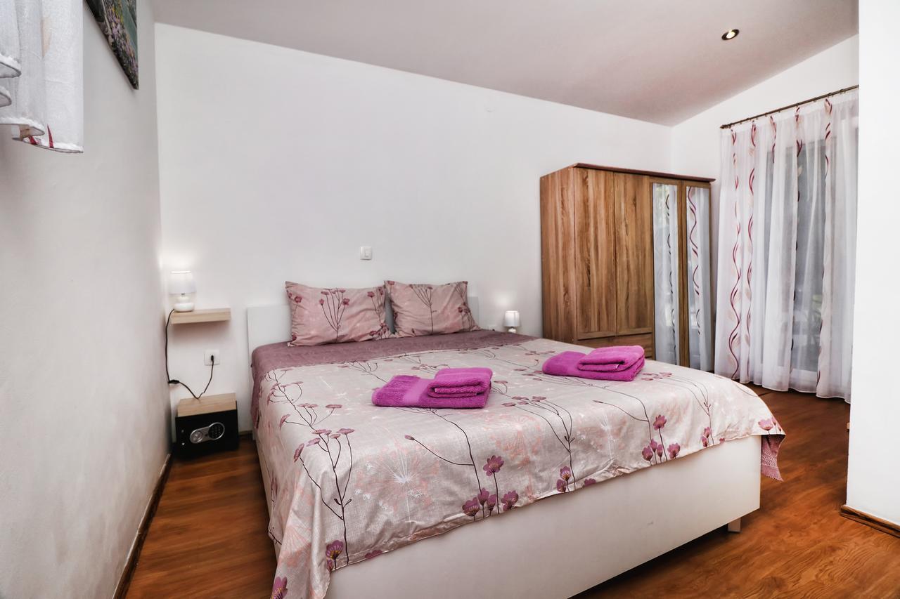 Apartments Amalia Ровин Екстериор снимка