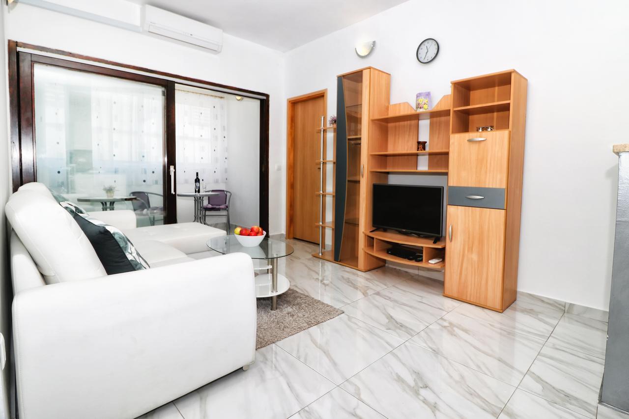 Apartments Amalia Ровин Екстериор снимка
